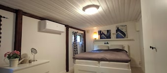 Lakeside Cottage Peacefull Nature & Stunning wiev. Private beach & sauna.