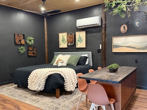 WiFi, bed sheets - Fern & Feather No 1 at Cedar Creek Crossing (Mena)