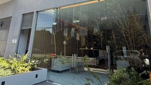 A modern building with large windows and a glass entrance. - Departamento Nhaos Minerva (Guadalajara)