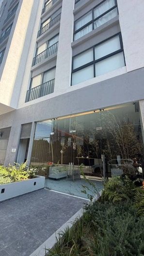 A modern building with large windows and a glass entrance. - Departamento Nhaos Minerva (Guadalajara)