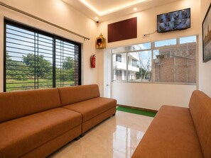Living area - Ayodhya Dham Maa Sushila Hotel (Ayodhya)