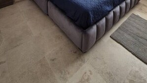A bedroom with a bed, pillows, a headboard, a window, and an air conditioning unit. - Depa moderno piso7- Recamaras -Elevador+2 cajones (Zapopan)