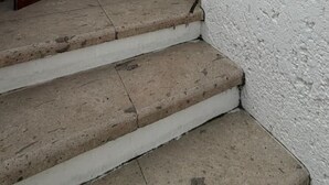 A set of concrete steps leading to a wooden door, with a metal gate to the left. - Casa Andares 3 REC Y 3 BANOS (Zapopan)