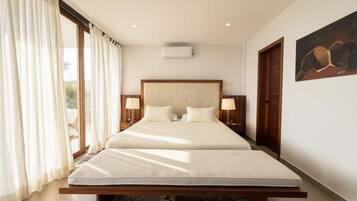 4 bedrooms, desk, iron/ironing board, travel crib