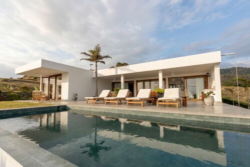 Beachfront | Private Pool | Whale Watching| BBQ