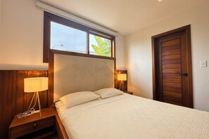 4 soverom, skrivebord, strykejern/-brett og reiseseng for barn