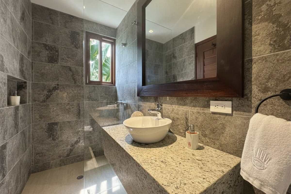 Douche, séchoir à cheveux, serviettes fournies, shampooing