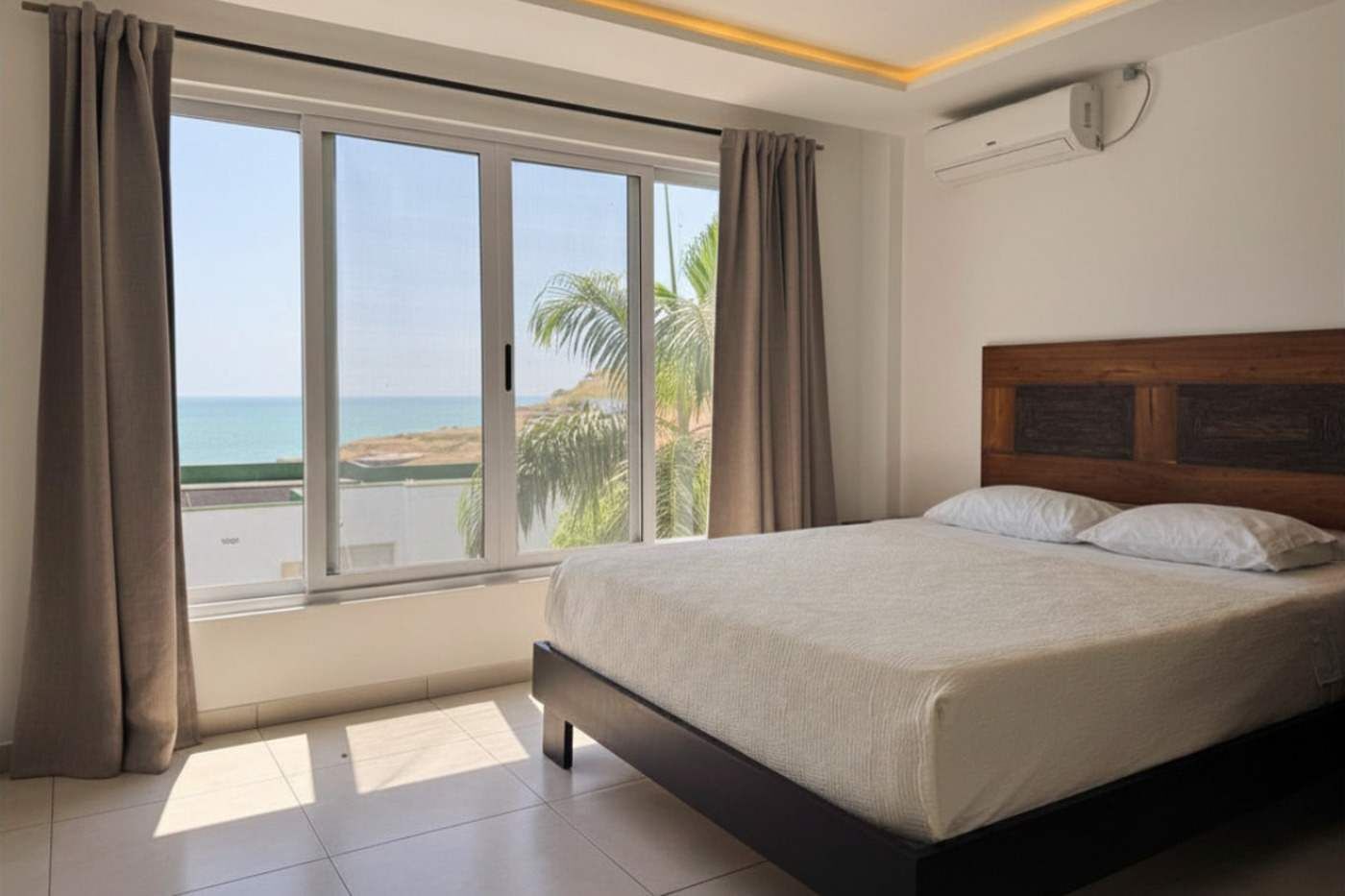 3 habitaciones, escritorio y tabla de planchar con plancha 