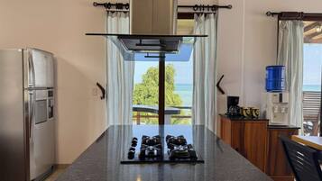 Cafetière-théière, réfrigérateur, four à micro-ondes