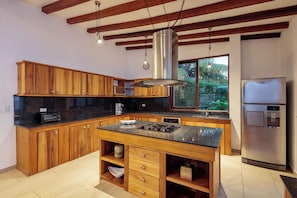 Cafetière/bouilloire, réfrigérateur, micro-ondes, tables à manger