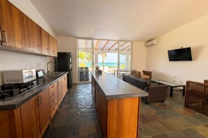 Cafetera o tetera, frigorífico, microondas y mesa de comedor