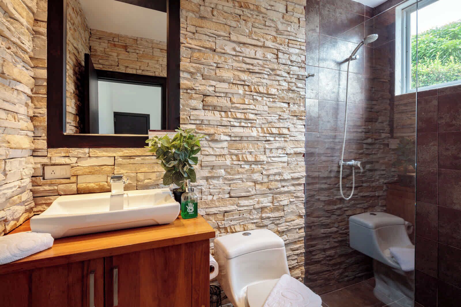 Regadera, secadora de cabello, toallas, shampoo 