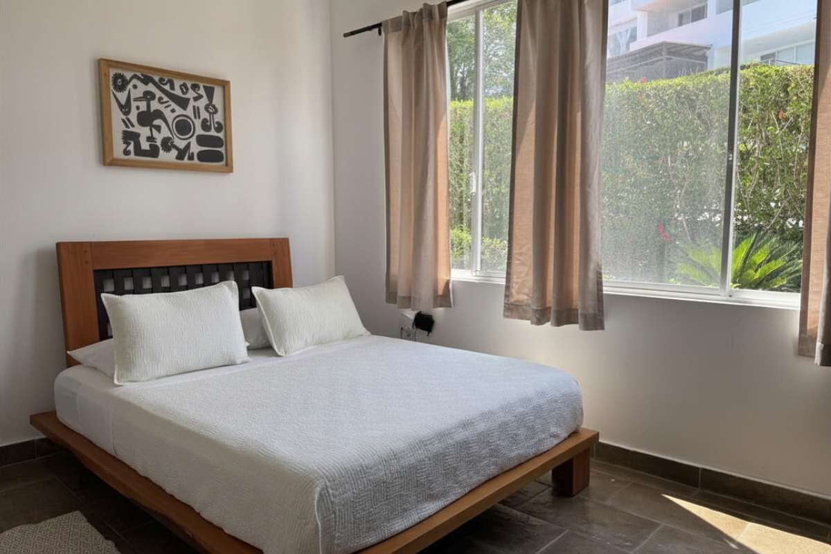 3 chambres, bureau, fer et planche à repasser, lit de bébé portatif