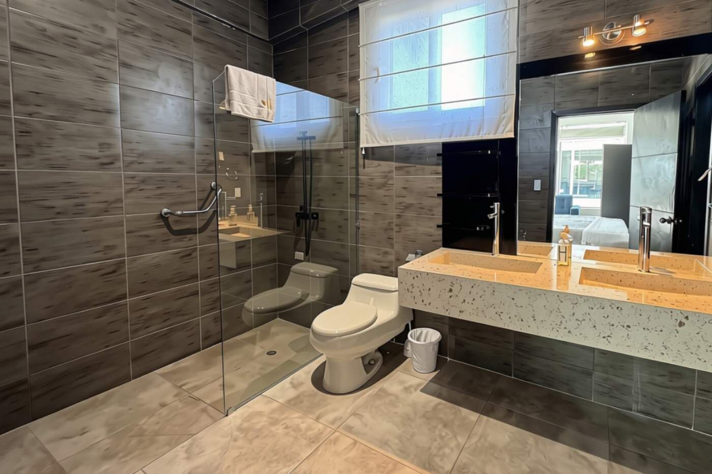 Une salle de bain moderne avec une douche à parois de verre, des toilettes et un meuble-lavabo avec un miroir.