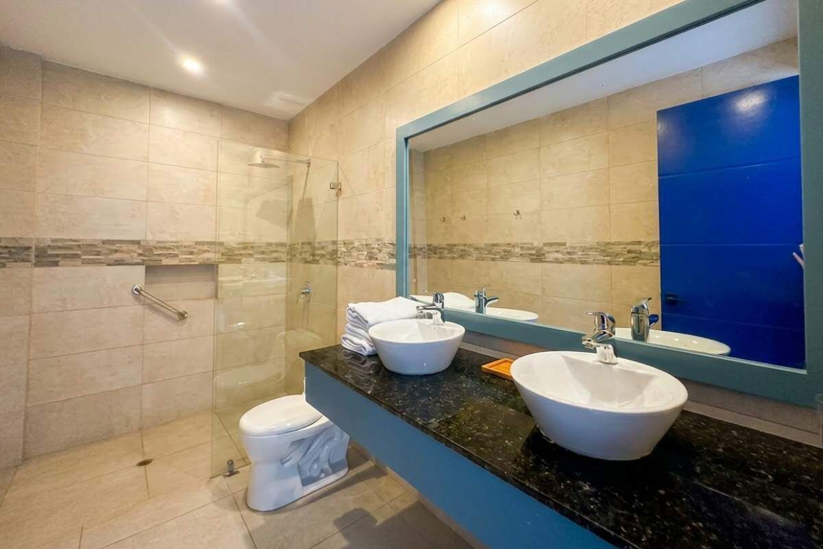 Shower, hair dryer, towels, shampoo