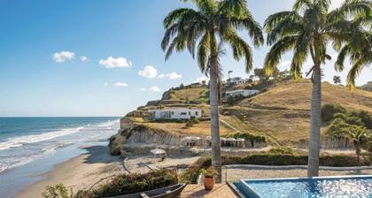 Oceanfront Apt: Private Beach, Pool & Balcony