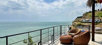 Oceanfront Apt: Private Beach, Pool & Balcony