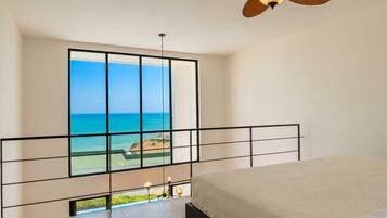 2 habitaciones, escritorio y tabla de planchar con plancha