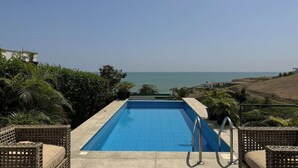 A rectangular swimming pool with a clear view of the ocean in the background. - Oceanfront Villa | Private Pool | Jama Campay (Camarones)