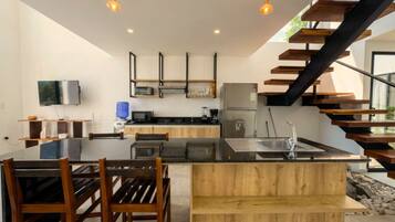 Cafetière/bouilloire, réfrigérateur, micro-ondes, tables à manger