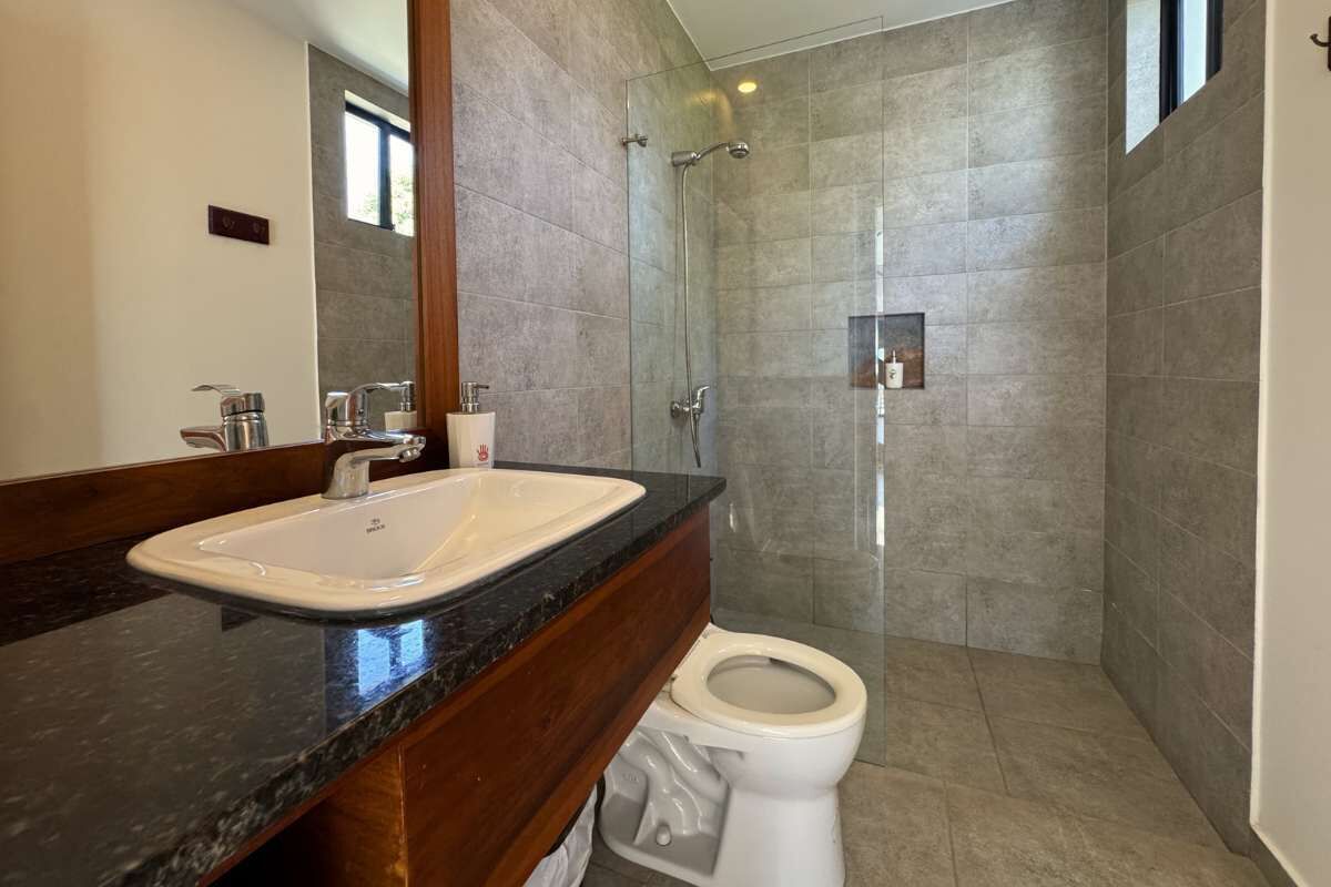 Douche, sèche-cheveux, serviettes fournies, shampoing