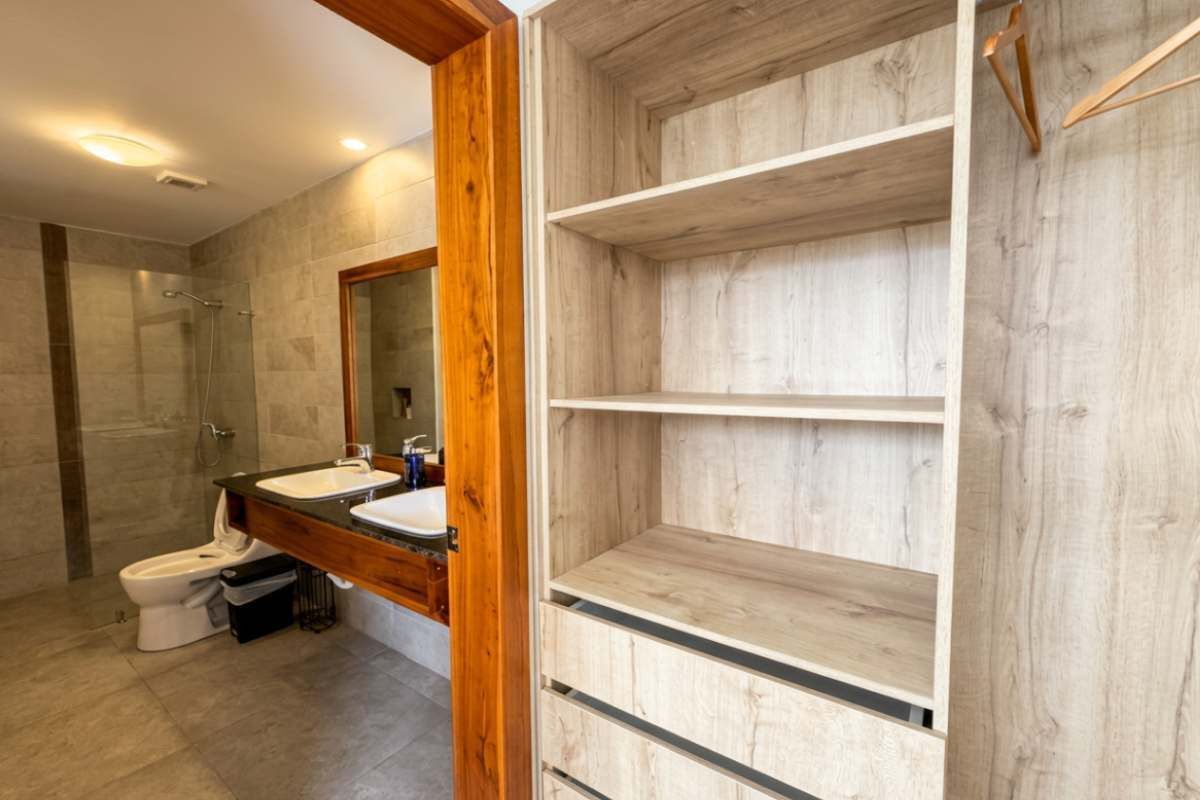 Douche, séchoir à cheveux, serviettes fournies, shampooing