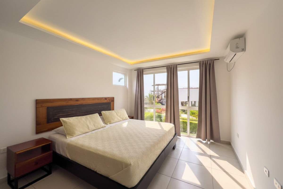 4 habitaciones, escritorio y tabla de planchar con plancha 