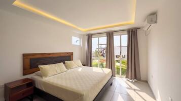 4 habitaciones, escritorio y tabla de planchar con plancha