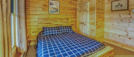 3 bedrooms, desk, travel cot, WiFi