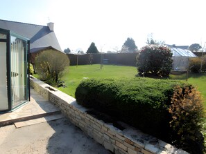Property grounds - Holiday Home “Gîte De Pont-c'hoat” with Private Terrace, Shared Garden and Wi-Fi (Névez)