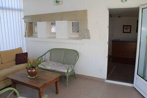 Interior - Holiday Home “Gîte De Pont-c'hoat” with Private Terrace, Shared Garden and Wi-Fi (Névez)