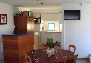 Dining - Holiday Home “Gîte De Pont-c'hoat” with Private Terrace, Shared Garden and Wi-Fi (Névez)