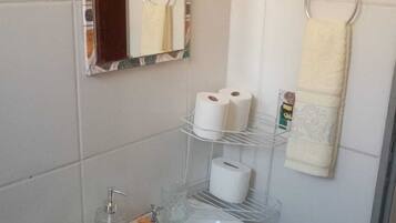 Chuveiro, secador de cabelo, toalhas de banho, sabonete