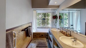 Bathroom - Delightful 4-bedroom house in Onrusrivier perfect for your getaway (Onrusrivier)