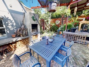Outdoor dining - Delightful 4-bedroom house in Onrusrivier perfect for your getaway (Onrusrivier)