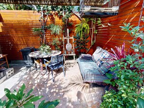 Outdoor dining - Delightful 4-bedroom house in Onrusrivier perfect for your getaway (Onrusrivier)