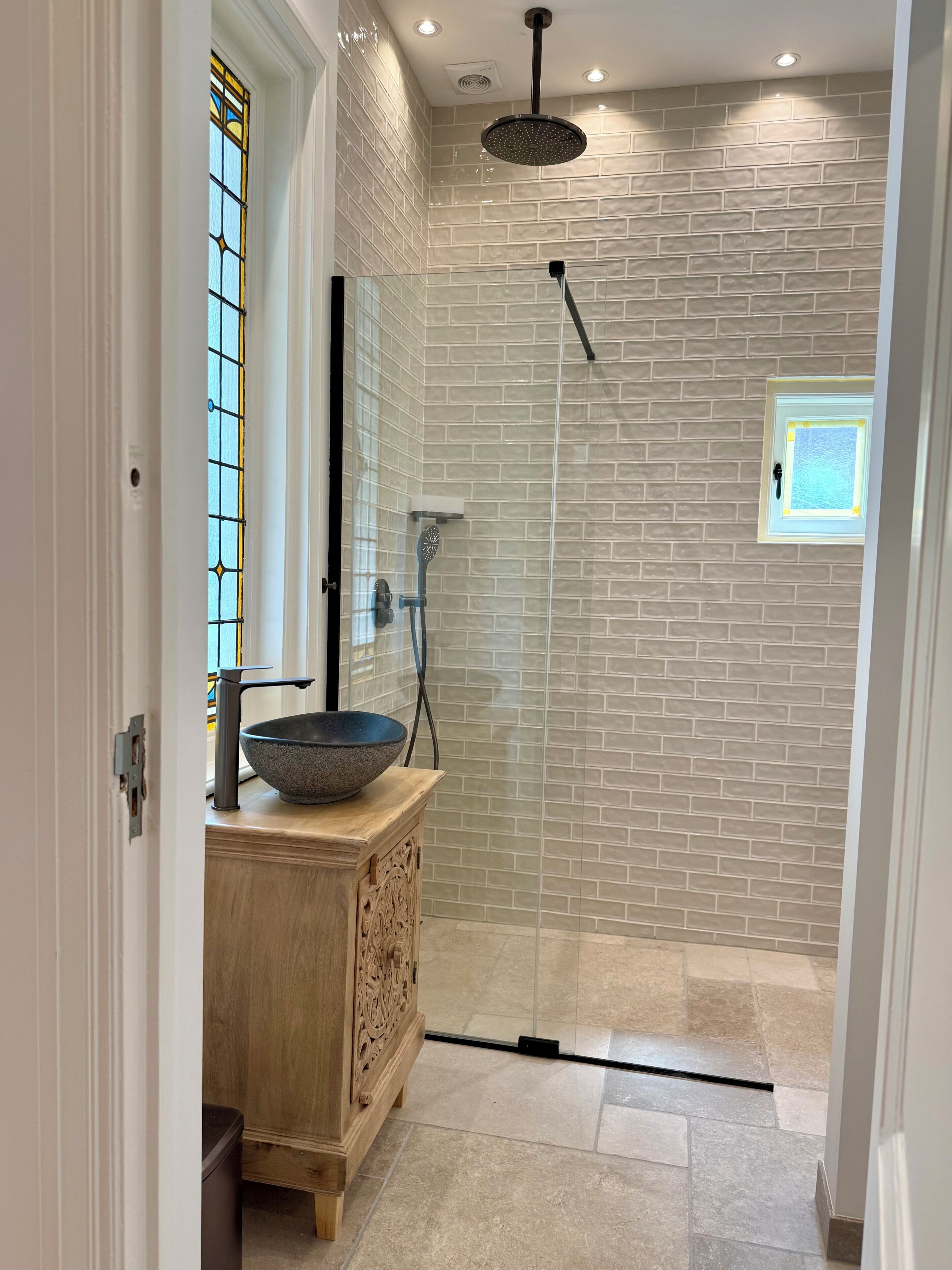 Een douche, een haardroger, handdoeken, zeep