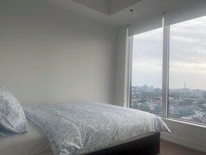 Room - Beverly Suites- Up to 3 Adults (Toronto)
