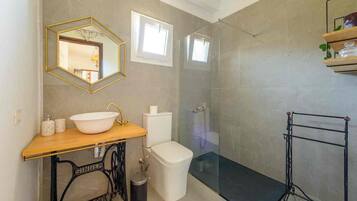 Un baño con lavabo, inodoro y ducha.