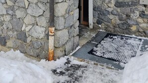 A stone building with a snow-covered roof and a metal gutter. - Meribel Mottaret Apartment at the Foot of the Slopes, Sleeps 5, All-Inclusive (Les Allues)