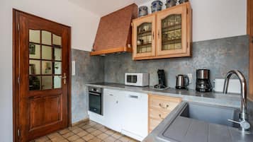 Coffee/tea maker, fridge, microwave, oven