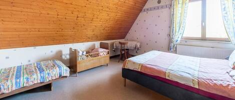 5 bedrooms, iron/ironing board, WiFi, bed sheets