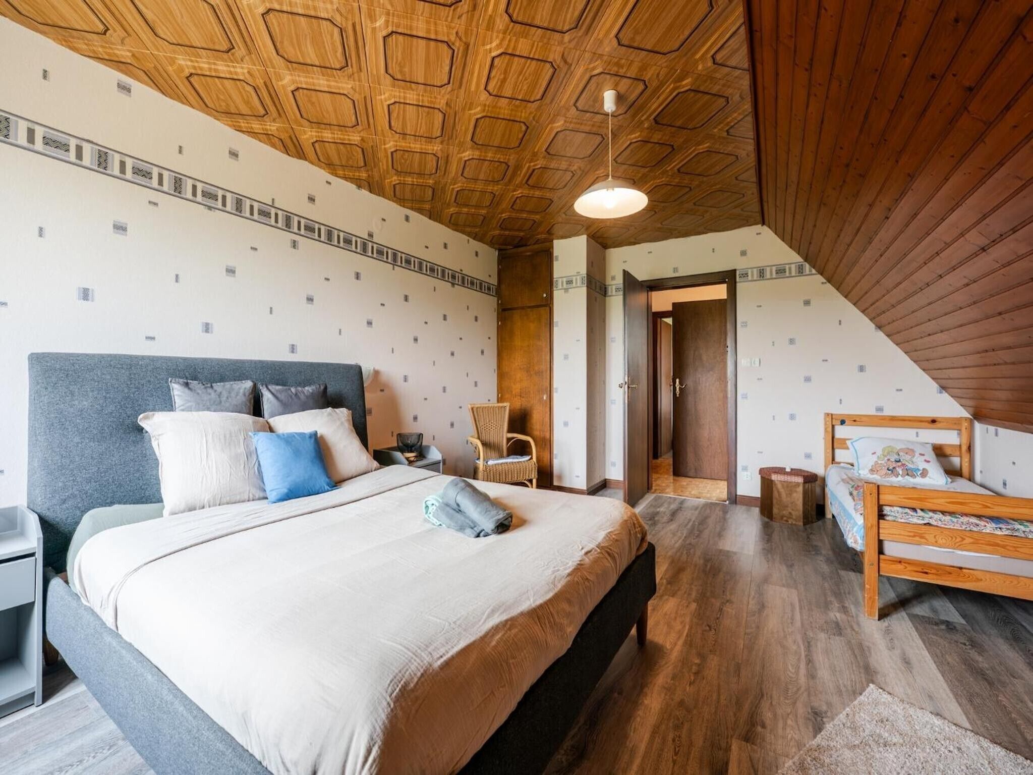 5 bedrooms, iron/ironing board, WiFi, bed sheets