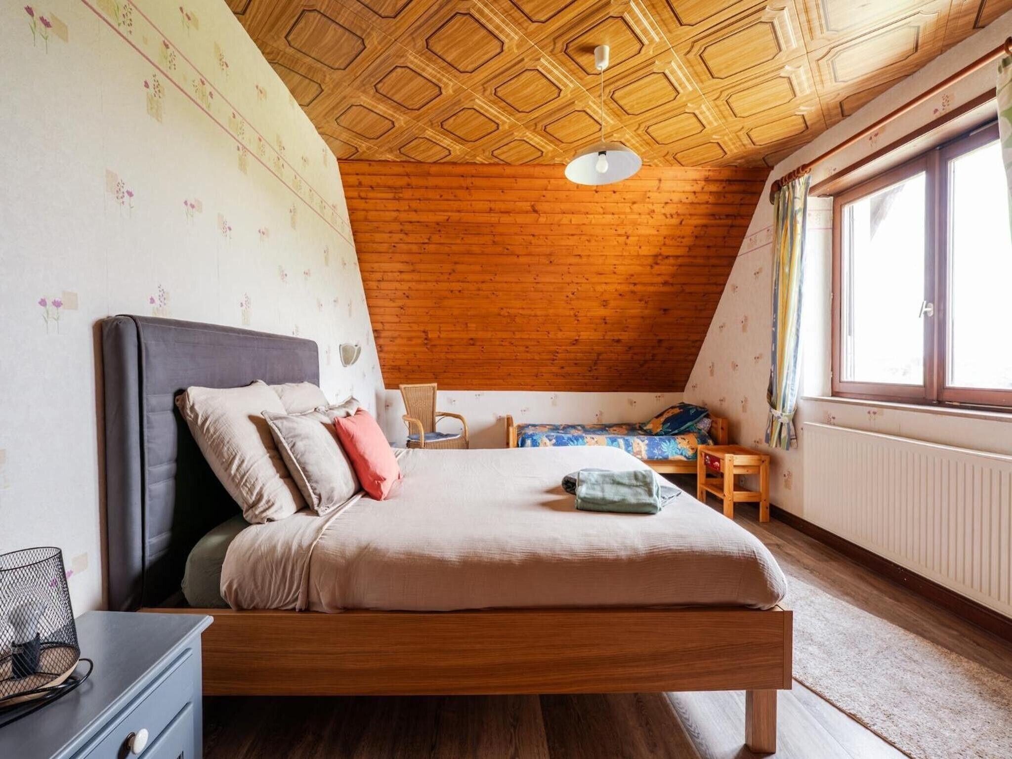 5 bedrooms, iron/ironing board, WiFi, bed sheets