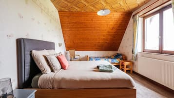 5 bedrooms, iron/ironing board, WiFi, bed sheets