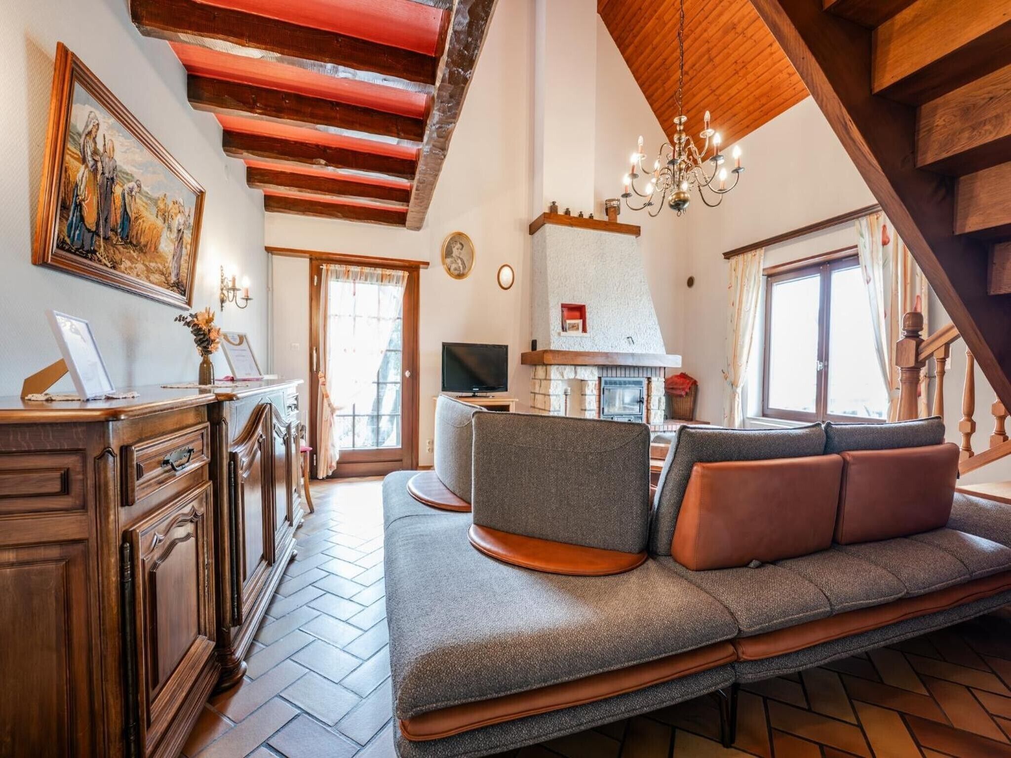 Una televisión, una chimenea, una mesa de tenis de mesa