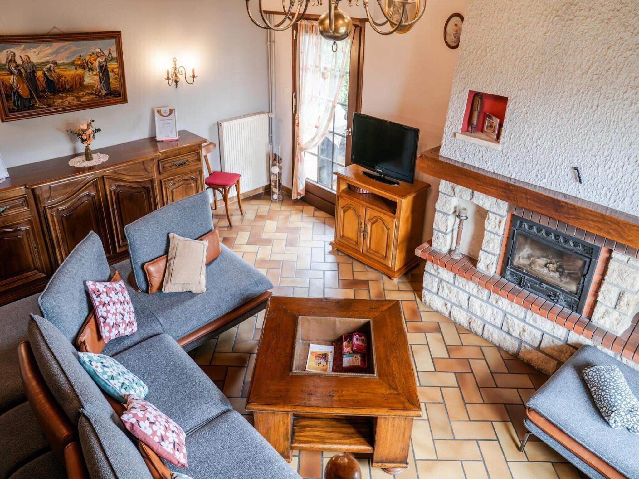 Fernseher, Kamin, Tischtennisplatte