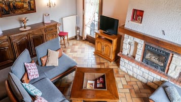 Fernseher, Kamin, Tischtennisplatte