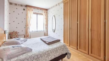 5 bedrooms, iron/ironing board, WiFi, bed sheets