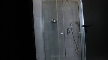 Bathtub, free toiletries